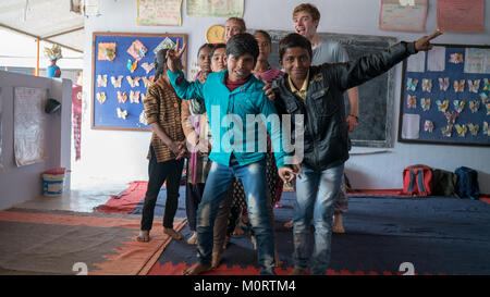 Kinder, die wir während der Lehre in Musik und Sport, Unterricht in einer ländlichen Schule außerhalb von Jaipur. Die Kinder waren sehr nett und haben ein Foto! Stockfoto