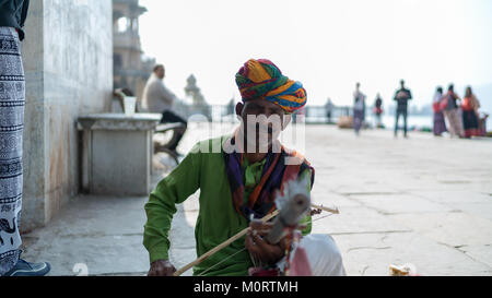 Eine Art indische Musiker auf den geschäftigen Straßen von Udaipur, genoss er sein Foto genommen, während in der traditionellen indischen gekleidet haben. Stockfoto