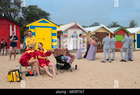 Lebensretter auf der Dendy Straße Strand in Brighton sind durch eine Hochzeit ablenken, für ein Foto schießen, Melbourne, Australien posing Stockfoto