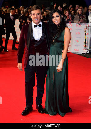 Nathan Massey und Cara de La Hoyde die Teilnahme an der National Television Awards 2018 in der O2 Arena in London statt. PRESS ASSOCIATION Foto. Bild Datum: Dienstag, 23. Januar 2018. Siehe PA Geschichte SHOWBIZ NTAs. Foto: Ian West/PA-Kabel Stockfoto