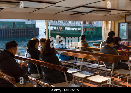 Hong Kong China Asien Jan 14, 2018 Passagiere an Bord der Star Fähre den Hafen von Hong Kong zwischen Hong Kong Island und Tsim Sha Tsui Stockfoto