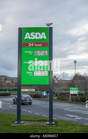 Kraftstoffpreise Aushang bei Asda Stores, Hartlepool, England, Großbritannien Stockfoto