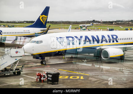 Ryanair Flugzeug auf dem Standplatz an Abfahrten in Flughafen Dublin, Irland Stockfoto