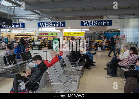 W H Smith shop in Abflughalle neben Abflugsteig mit der Sitzecke, Flughafen Dublin, Irland Stockfoto