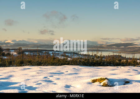 Winter Szene von Clyde River von Hügel über Arundel, mit Schnee Berge, blauer Himmel und ruhiges Wasser im Abendlicht, Strathclyde, Schottland, Großbritannien Stockfoto