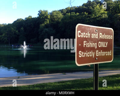 Dieses Schild weist darauf hin, dass die Fischerei in diesem Gebiet im Rahmen einer Fang- und Freisetzungspolitik betrieben wird, was bedeutet, dass der gefangene Fisch wieder ins Wasser zurückgeführt werden muss. Die Richtlinie wird strikt durchgesetzt, um die Erhaltung der lokalen Fischpopulationen und die Erhaltung des ökologischen Gleichgewichts im Gewässer zu gewährleisten. Stockfoto