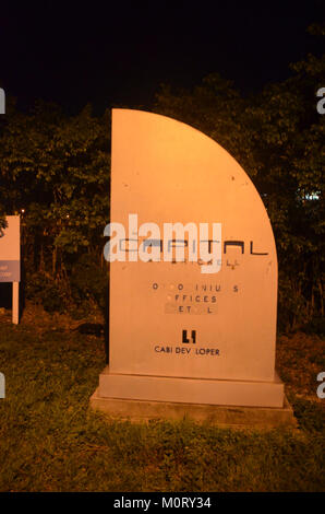 Das Capital at Brickell ist ein prominentes Büro- und Wohngebäude in Miami, Florida. Dieses Bild zeigt das Zeichen des Gebäudes aus dem Jahr 2016, das seinen modernen architektonischen Stil repräsentiert. Stockfoto