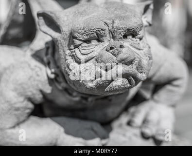 Eine steinerne Bulldogge gargoyle Garten Ornament. Stockfoto