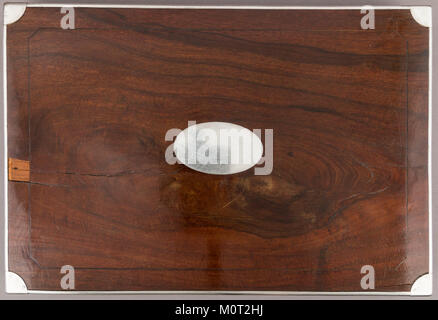 Dieses gekapselte Paar Feuersteinpistolen mit Zubehör stammt aus dem 18. Jahrhundert. Diese Pistolen sind Teil der MET-Sammlung und zeigen historische Schusswaffen. Stockfoto