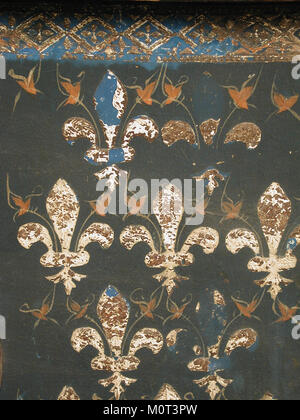 Die Cassone mit Fleur-de-Lis-Muster, katalogisiert MET sf18-70-40d1, ist eine italienische Renaissance-Brust, die für ihr kunstvolles Design und ihren historischen Wert bekannt ist. Stockfoto