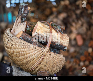 Korb mit Brennholz mit selektiven Fokus outdoor Stockfoto