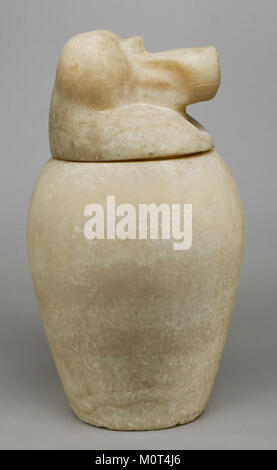 Dieses Kanopenglas mit einem Deckel mit Paviankopf, identifiziert als Hapy, ist ein altägyptisches Artefakt aus der MET-Sammlung. Es wurde zur Mumifizierung verwendet, insbesondere zur Lagerung der Lungen des Verstorbenen. Stockfoto