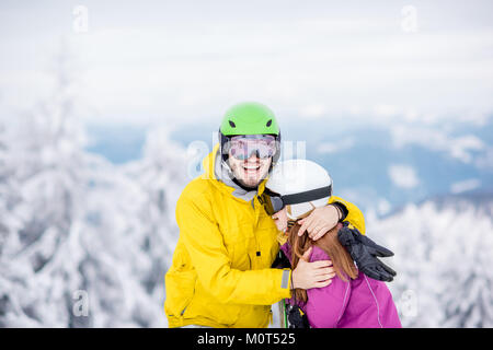 Paar im Winter Urlaub in den Bergen Stockfoto