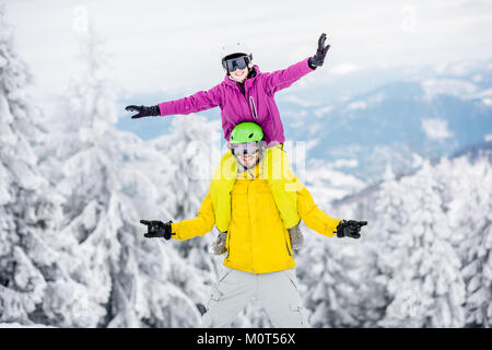 Paar In Sport Kleidung im Winter Urlaub in den Bergen Stockfoto