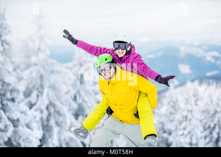 Paar In Sport Kleidung im Winter Urlaub in den Bergen Stockfoto