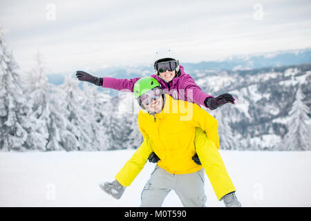 Paar In Sport Kleidung im Winter Urlaub in den Bergen Stockfoto