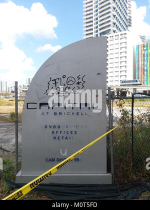 Ein Foto des Schildes der Hauptstadt in Brickell, aufgenommen im September 2017, das die Auswirkungen des Hurrikans Irma zeigt. Das Bild erfasst den Zustand des Schildes nach dem Sturm. Stockfoto