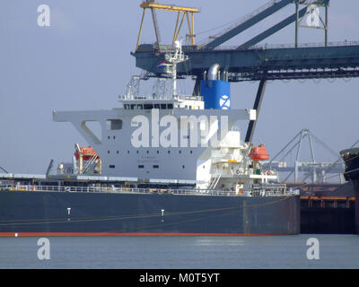 Die „Cape Harrier“ (IMO 9300594) ist ein Massengutschiff, das am 3. Mai 2008 im Hafen von Rotterdam in den Niederlanden angedockt wurde. Die IMO-Nummer des Schiffes gibt seine Registrierung und internationale Anerkennung als Handelsschiff an. Stockfoto