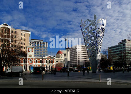Dieses Bild zeigt den Cathedral Square in Christchurch, Neuseeland. Der Platz ist ein wichtiges Wahrzeichen in der Stadt, bekannt für seine historische Bedeutung, seine lebhafte Atmosphäre und die Kathedrale von Christchurch, die während des Erdbebens von 2011 schwer beschädigt wurde. Stockfoto