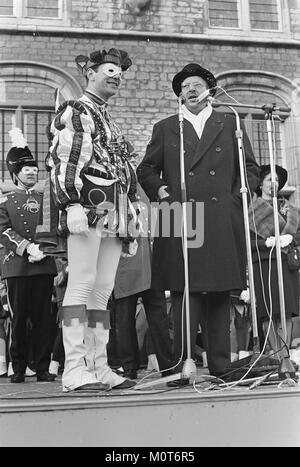 Dieses Bild fängt einen Moment des Karnevals 1967 in Bergen op Zoom ein, einer traditionellen Veranstaltung in den Niederlanden. Das Foto zeigt die Festlichkeiten, Kostüme und kulturellen Feiern der damaligen Zeit. Stockfoto