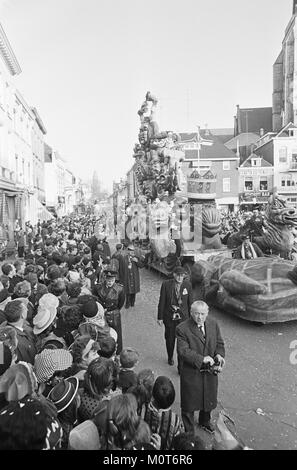 Der Karneval 1967 in Bergen op Zoom, Niederlande, war ein bedeutendes Ereignis in der lokalen Kultur. Es gab lebhafte Paraden, Kostüme und Feiern, die eine wichtige Tradition bei den Feierlichkeiten der Region darstellen. Stockfoto