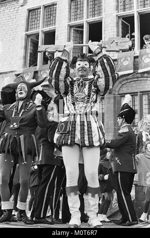 Eine Szene aus dem Karneval von 1967 in Bergen op Zoom, Niederlande, in der pulsierende Kostüme und Paradeatmosphäre festgehalten werden. Stockfoto