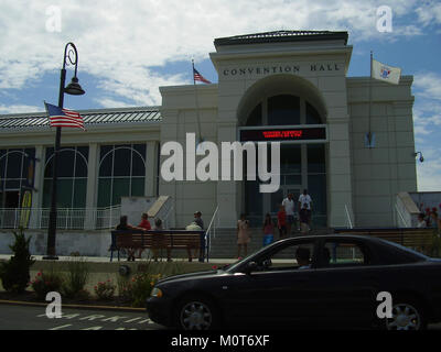 Die Cape May Convention Hall in New Jersey ist ein historischer Veranstaltungsort für Veranstaltungen mit Blick auf den Strand und das Meer. Der Saal ist ein klassisches Beispiel für die Architektur des frühen 20. Jahrhunderts, die häufig für Konzerte und öffentliche Versammlungen genutzt wird. Stockfoto
