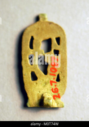 Die Cartouche von Amenhotep III, die im MET (Metropolitan Museum of Art) ausgestellt ist, ist ein altägyptisches Artefakt mit dem königlichen Namen Pharao Amenhotep III. Es gibt Einblicke in die ägyptische Namenskonvention und die Kunstfertigkeit der Zeit des Neuen Reiches. Stockfoto