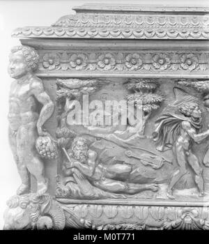 Die Cassone ist eine kunstvoll verzierte italienische Kiste aus der Renaissance, die in der MET-Sammlung ausgestellt ist. Bekannt für seine detailreiche Handwerkskunst und künstlerische Designs, spiegelt er den Luxus und Stil seiner Ära wider. Stockfoto