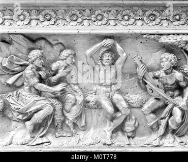 Die Cassone MET 13499 ist eine dekorative Kommode aus der Renaissance, in der aufwändige Holzarbeiten und detaillierte Schnitzereien zu sehen sind. Sein Design spiegelt den künstlerischen Stil der Zeit wider, der wahrscheinlich aus Italien stammt. Dieses Stück veranschaulicht die Handwerkskunst von Möbeln der Frührenaissance und deren Verwendung in wohlhabenden Haushalten als Aufbewahrungskiste für Wertsachen. Stockfoto