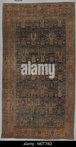 Ein Teppich mit einem sich wiederholenden Baumdesign aus der Sammlung des Metropolitan Museum of Art, der komplexe Textilhandwerkskunst zeigt. Stockfoto