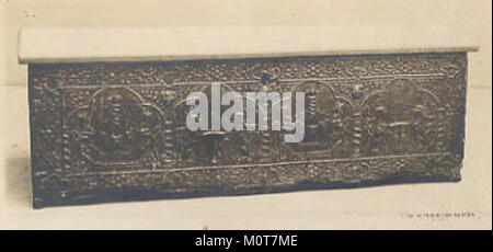 Der *Cassone* ist eine kunstvoll verzierte Holzkiste, die oft mit der italienischen Renaissance in Verbindung gebracht wird. Dieses besondere Beispiel, das Teil der Sammlung des Metropolitan Museum of Art ist, zeigt komplizierte Handwerkskunst, die typisch für diese Zeit ist. Stockfoto