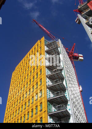 Die Central Saint Giles Development wurde 2009 fertiggestellt und ist eine moderne, gemischte Nutzung im Stadtteil St Giles in London. Es verfügt über eine lebendige Architektur und dient als kulturelles und kommerzielles Zentrum. Stockfoto
