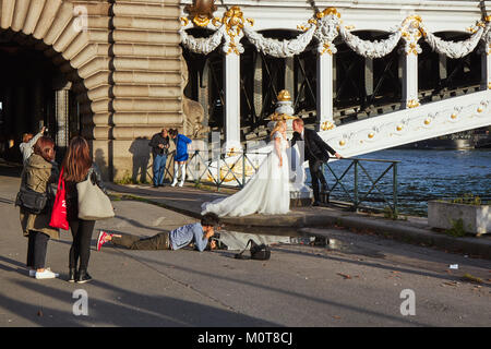 Paris, Frankreich, 3. Oktober 2017: Hochzeit Foto Session in der Nähe von Alexander 3 Brücke, Paris, Frankreich. Zwei glückliche Menschen sind in Schönheit Landschaft. Ein Team von Stockfoto
