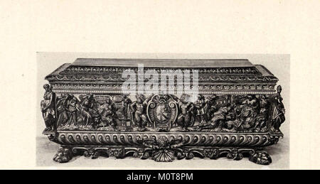 Eine dekorative Kassette (Brust) aus der italienischen Renaissance, gepaart mit einer anderen Brust aus der gleichen Zeit. Die Brust ist mit kunstvollen Schnitzereien versehen und diente zur Aufbewahrung, typisch für die Zeit. Stockfoto