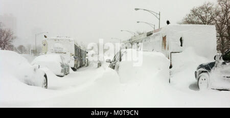 Autos im Schnee am Lake Shore Drive in Chicago Feb 2 2011 Storm Stockfoto