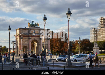 Paris, Frankreich, 3. Oktober 2017: Blick auf den Arc de Triomphe du Carrousel ist ein Triumphbogen in Paris, auf der Place du Carrousel, nur wenige Menschen ein Stockfoto