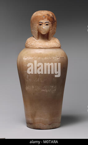 Dieser Canopic-Behälter hat einen Deckel, der wie der Kopf einer königlichen Frau geformt ist. In altägyptischen Begräbungspraktiken wurden die Organe des Verstorbenen aufbewahrt, um sie im Jenseits zu bewahren. Dieses Glas ist Teil der MET-Kollektion. Stockfoto