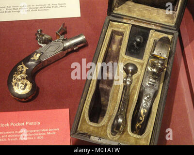 Das Bild zeigt ein Paar von Feuerstein-Taschenpistolen, die Nicolas Noel Boutet um 1805 in Versailles herstellte. Diese Pistolen verfügen über Griffstücke aus Ebenholz und aufwändig gravierte Stahlfässer, die die feine Handwerkskunst dieser Zeit darstellen. Stockfoto