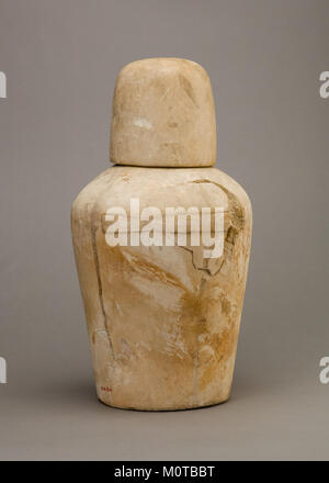Dieses Kanopische Gefäß, datiert aus dem alten Ägypten, wurde verwendet, um die inneren Organe des Verstorbenen zu lagern. Es wird mit der Beerdigung einer Person namens Manuwai in Verbindung gebracht und befindet sich derzeit in der Sammlung des Metropolitan Museum of Art. Stockfoto