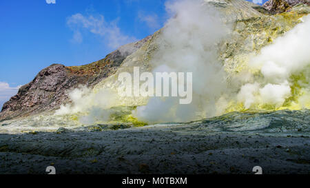 Sonnenlicht verfängt sich das schwefelhaltige Erdgas aus zahlreichen fumeroles. White Island/Whakaarian Vulkan. Bay of Plenty, Neuseeland Stockfoto