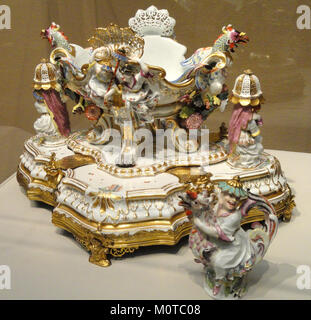 Herzstück und Stand mit Paar Zucker und Öl oder Essig Cruet, Ansicht 1, C. 1737, Meißener Porzellanmanufaktur, modelliert von Johann Joachim Kandler - Kunst Institut von Chicago - DSC 09996 Stockfoto