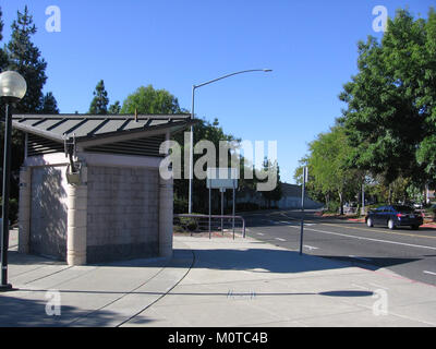 Die Castro Valley Station ist ein wichtiger Verkehrsknotenpunkt in Kalifornien, der für Pendler in der East Bay Area bekannt ist. Der Bahnhof ist Teil des Bay Area Rapid Transit (BART)-Systems, das öffentliche Verkehrsmittel in die Region bietet. Stockfoto