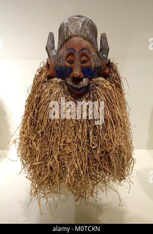 Diese Mütze ist von den Yaka-Völkern der Demokratischen Republik Kongo. Es stammt aus dem frühen bis mittleren 20. Jahrhundert und ist aus Holz, Pigmenten und Raffia gefertigt und ist heute Teil der Sammlung des Cincinnati Art Museum. Masken wie diese wurden bei traditionellen Zeremonien verwendet. Stockfoto