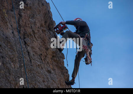 Kletterer Verschraubung eine neue Route Stockfoto