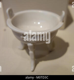 Dieser aus Porzellan hergestellte Qing-Dynastie-Riegel stammt von 1644 bis 1912. Es repräsentiert die Kunstfertigkeit und Handwerkskunst dieser Zeit und ist im Chazen Museum of Art untergebracht Stockfoto