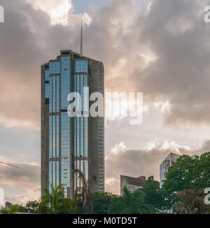 Der Central Park Tower in Caracas, Venezuela, ist ein prominenter Wolkenkratzer, der für seine moderne Architektur und seine bedeutende Höhe bekannt ist und zur Skyline der Stadt beiträgt. Stockfoto