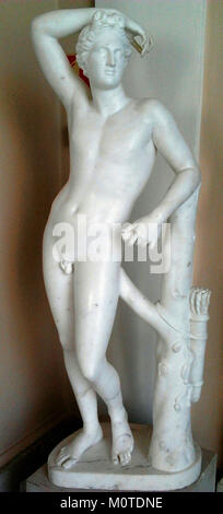 Das Medici Apollo, das von Antonio Canova geschaffen wurde, ist ein neoklassisches Meisterwerk. Die Skulptur zeigt Apollo, den griechischen Gott, in einem Moment der Anmut und Eleganz. Stockfoto