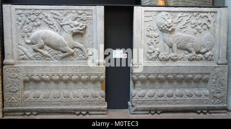 Carved Panels mit qilin, Grab Tor zu Familie Gräber, Ansicht 1, China, yongtai Dorf in der Nähe von Beijing, Qing Dynastie, C. 1660-1700, Kalkstein - Royal Ontario Museum - DSC 03713 Stockfoto