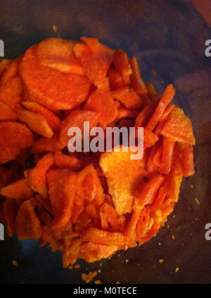 Karottenchips sind ein beliebter Snack, der durch dünnes Schneiden und Backen oder Braten von Karotten hergestellt wird. Dies ist eine knusprige und nahrhafte Alternative zu traditionellen Chips. Stockfoto